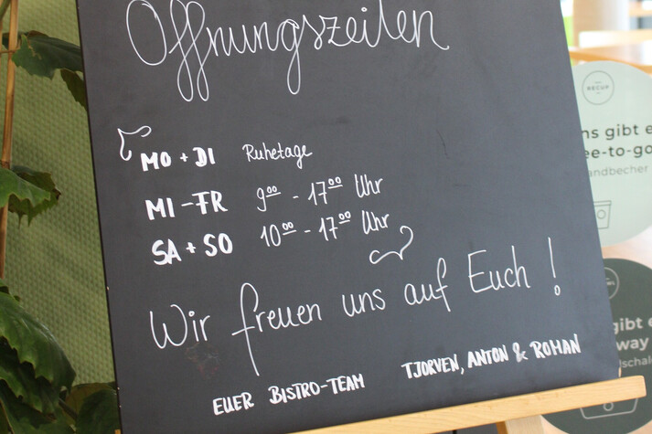 Tafel mit &Ouml;ffnungszeiten des Bistro Tjorven.