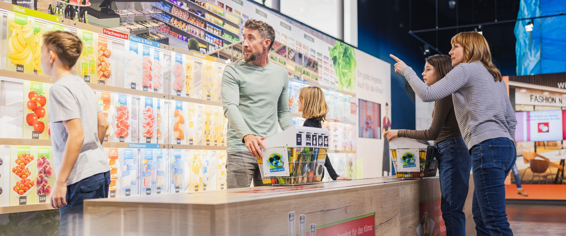Familie beim Einkauf im Klima-Supermarkt in der Klima Arena.
