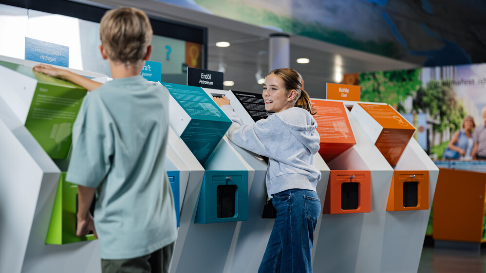 Zwei Kinder erleben die interaktive Energiegalerie.