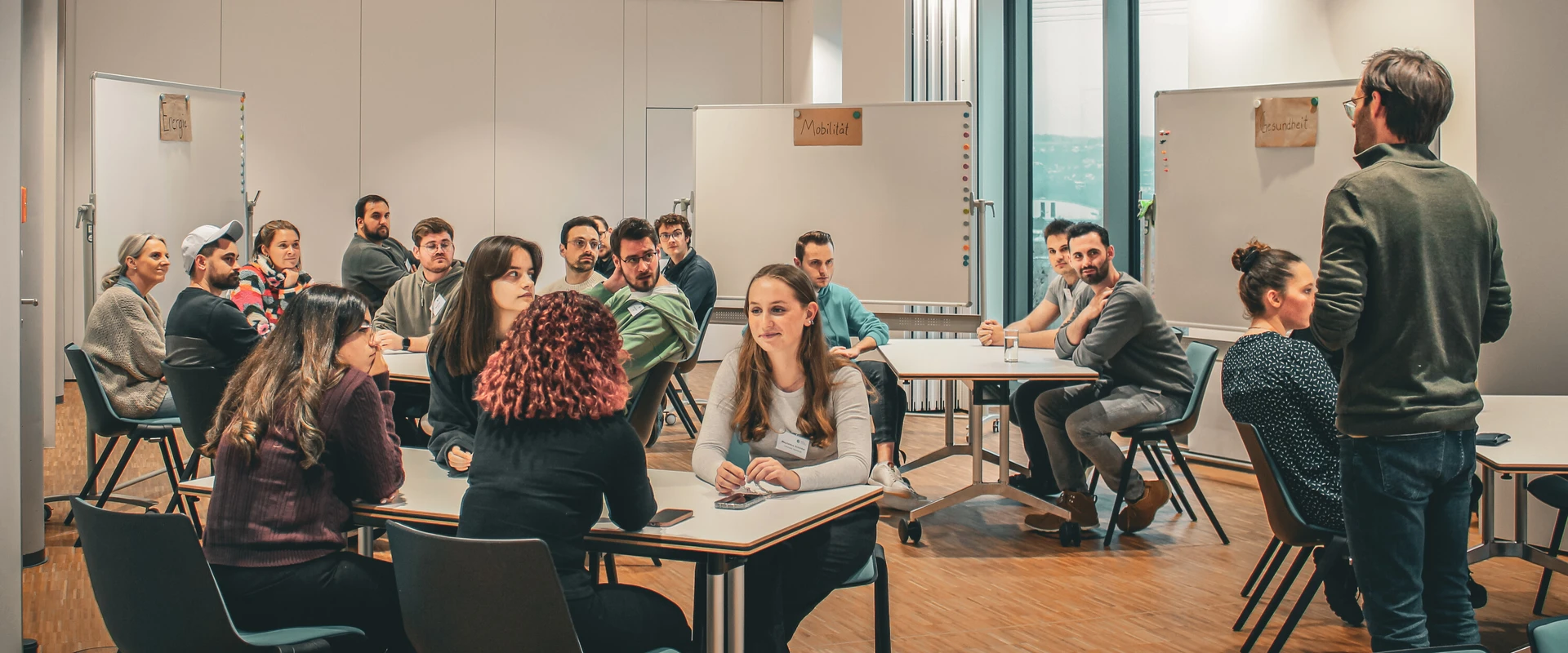 Teilnehmende in Arbeitsgruppen bei einem Workshop.