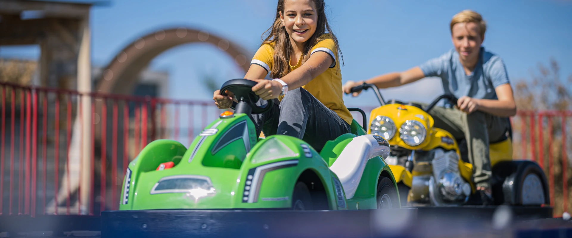 Kinder auf E-Kartbahn im Au&szlig;enbereich der KLIMA ARENA.