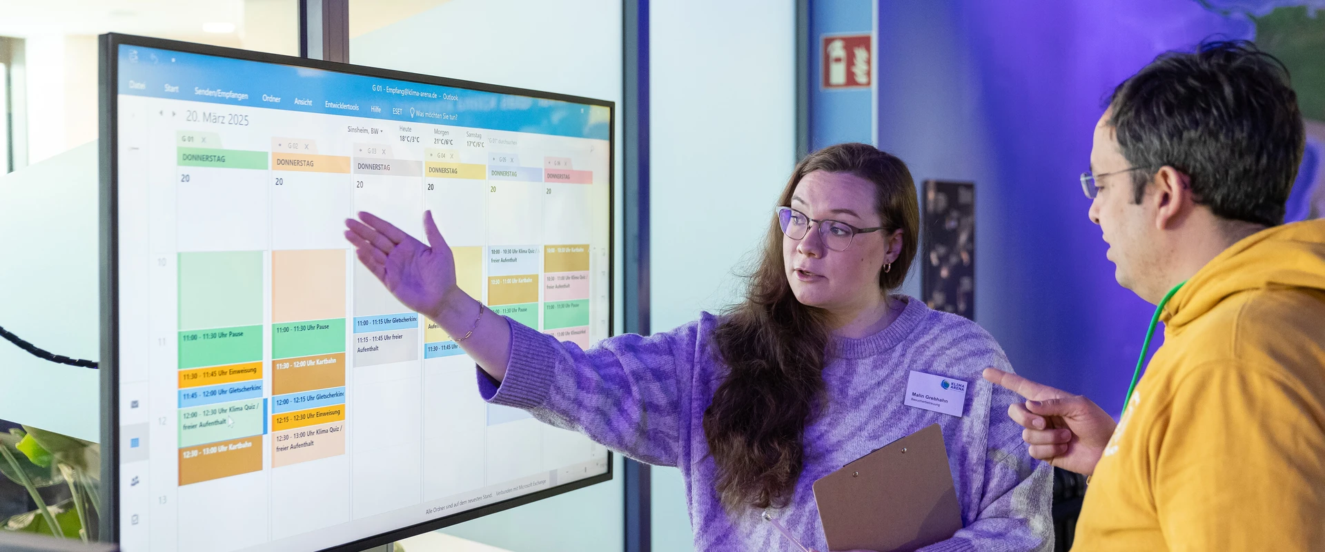 Besucherbetreuung bei Besprechung des Tagesablaufs mit Lehrkraft.