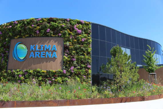 Die Fassade der KLIMA ARENA mit begr&uuml;nter Logo-Wand.